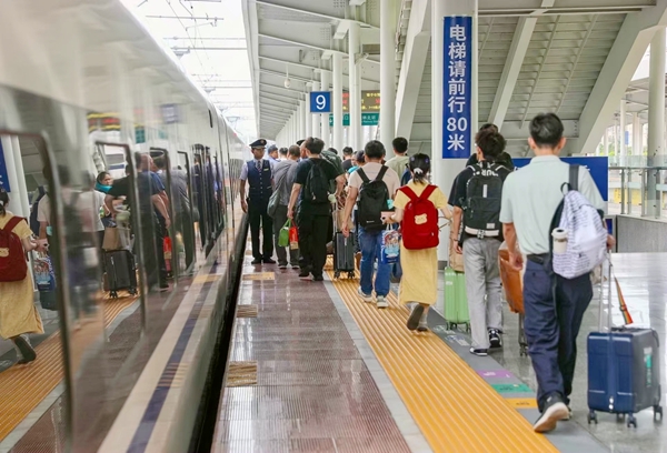旅客有序在站台乘车。郑长贤摄