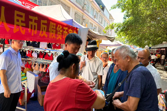 浦发银行南宁分行走进柳州市柳北区沙塘镇，利用圩日赶集契机，开展普及金融知识万里行活动（拍摄：申剑锋）