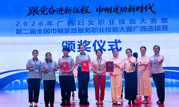 该校教师梁禄旭(右四)与学生刘迪(右三)上台领奖现场。朱佩灵摄
