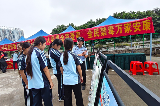 民警向在校学生讲解毒品危害。周菊华摄