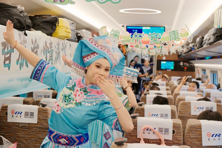 G310次列车乘务员表演民族舞蹈。朱舒宁摄