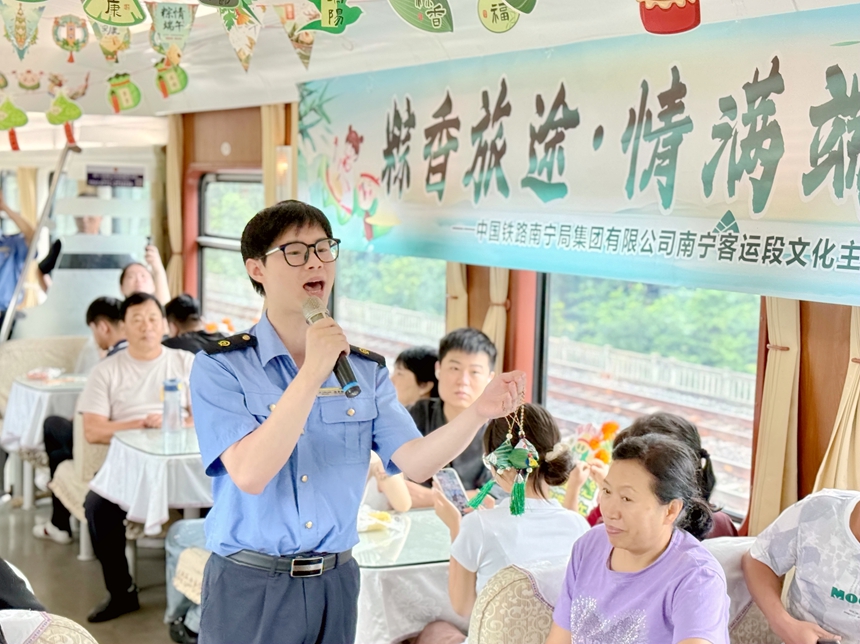 Z6次列车乘务员演唱歌曲。曹烁摄