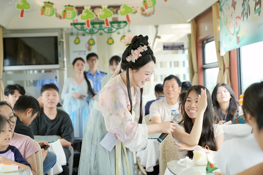 旅客参与有奖问答活动。曹烁摄
