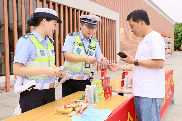 10.交警在安全宣传咨询日为司乘解答行车安全疑问。