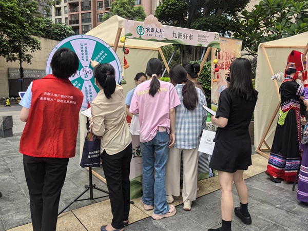 市民积极排队参与活动。易晓雯摄