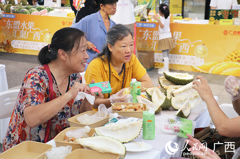 食客们开心地品鉴榴莲。人民网 刘璐瑶摄