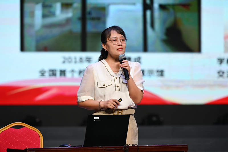 柳州二职校党委书记周海燕作《赓续侨批文脉 培育时代工匠》主题分享。柳州二职校供图