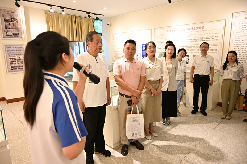 与会嘉宾参观柳州二职校侨批文化展示馆。柳州二职校供图