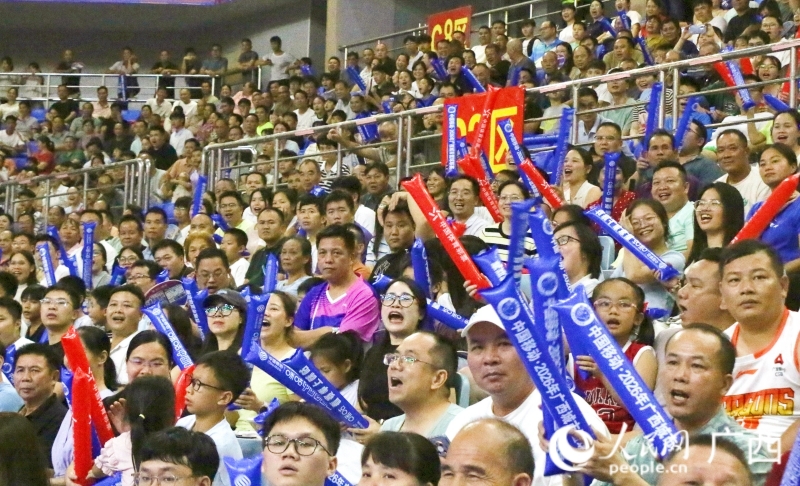 观赛群众热情高涨。人民网 韦欢摄