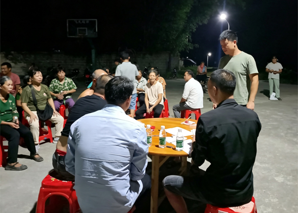 人大代表和村民代表围桌开展庭院夜议。