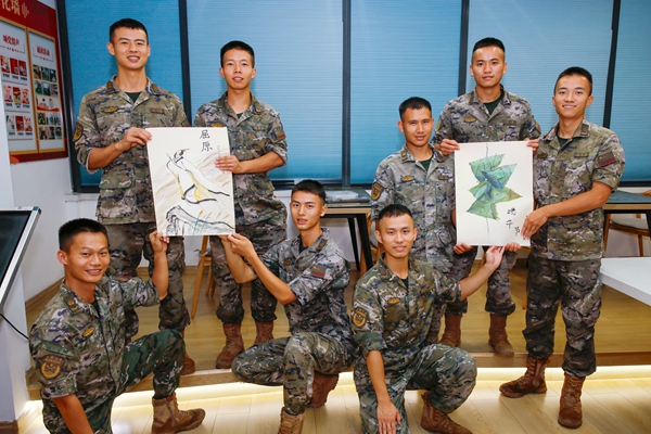 官兵們向大家展示端午主題的繪畫。馬騰飛攝