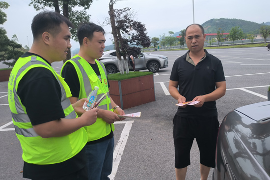 图为高速员工在服务区向过往司乘宣传安全知识（摄影：阳咏超）