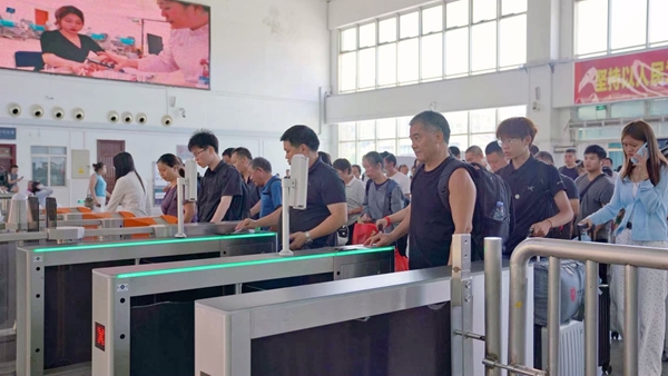 旅客在全州南站检票进站。卢穗萍摄