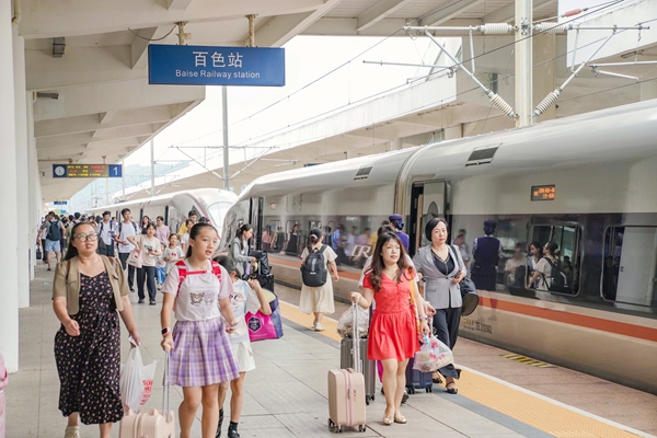 旅客在百色站站台有序出行。秦塬棋摄