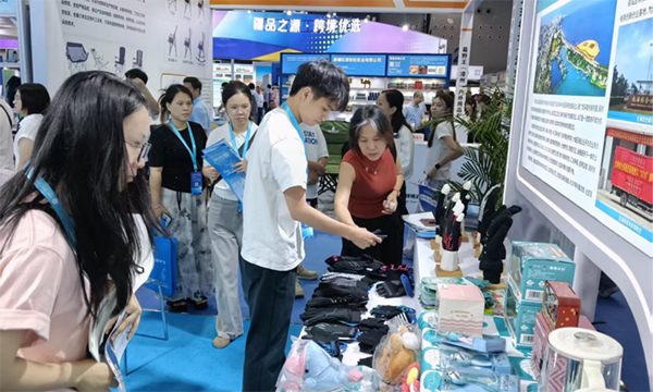 展区吸引了众多客商驻足洽谈