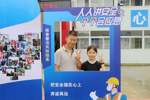 工友家屬合影留念。梁勝福攝