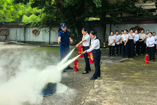 学习使用消防器材(田如鹏 摄)