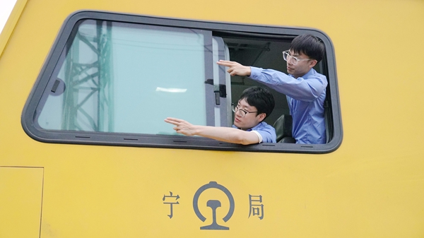 軌道作業車司機確認調車信號。蔡星宏攝