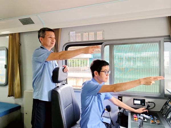 軌道作業車司機確認出站信號。蔡星宏攝