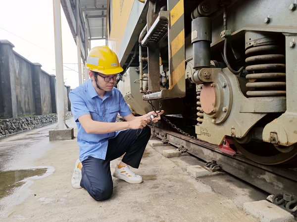 軌道作業車司機解鎖止輪器鎖頭。蔡星宏攝