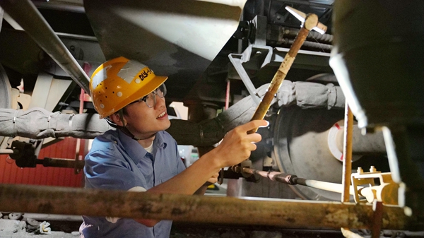 軌道作業車司機檢查作業車制動部件。蔡星宏攝