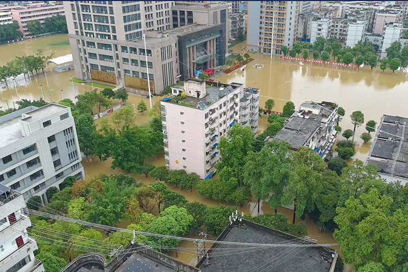 河水倒灌，校园积水最深超2米。广西现代职业技术学院供图