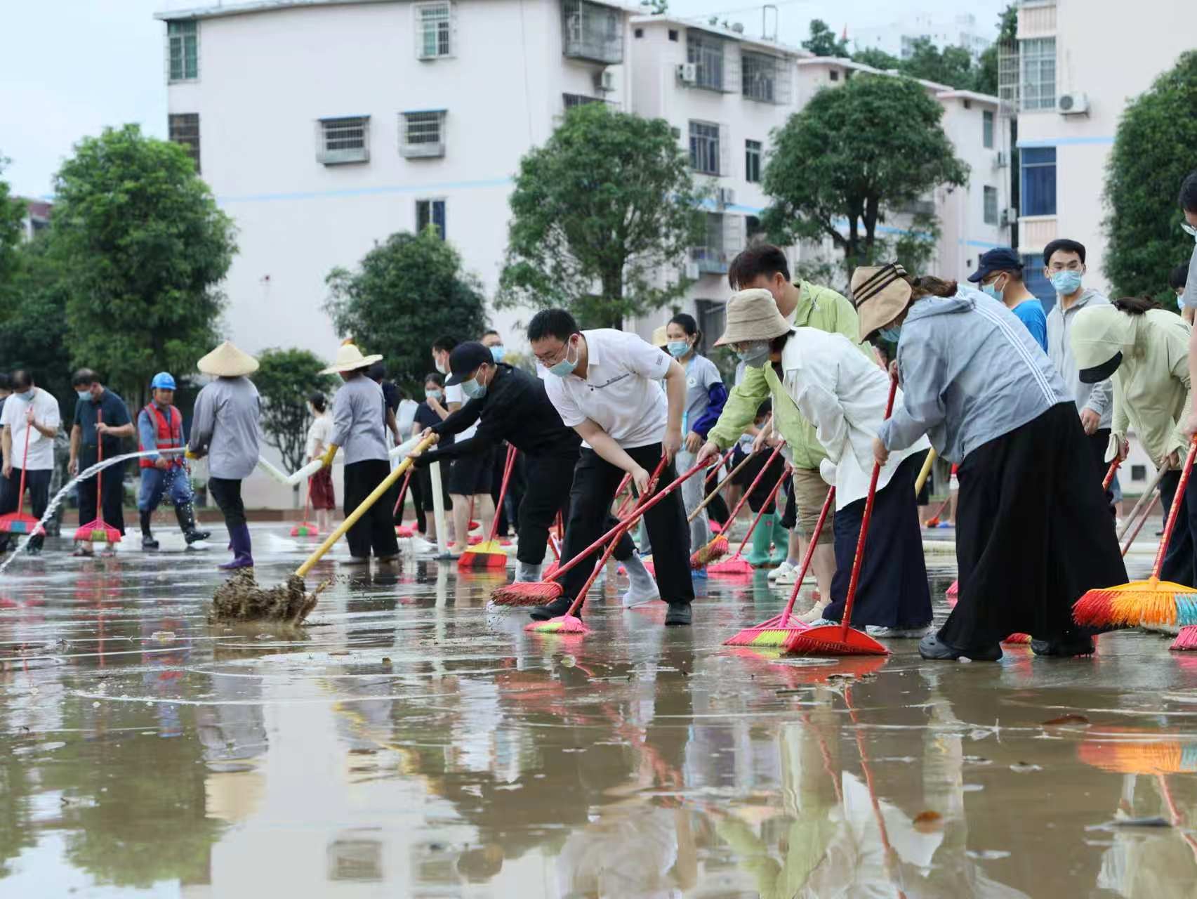 师生清扫淤泥杂物。广西现代职业技术学院供图