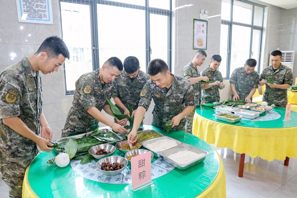 武警官兵在進行“咸甜”粽子大比拼。