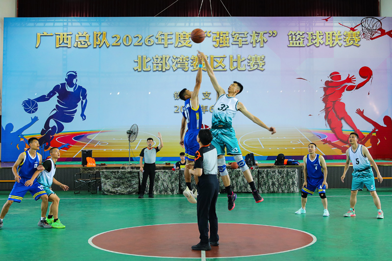 武警官兵们奋力抢球。许阔摄