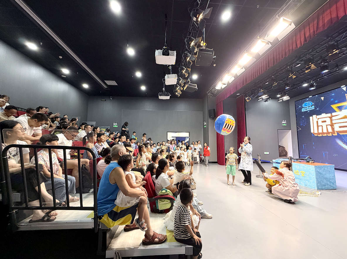廣西科技館開展科普實驗秀《吹出美好未來》。許世梅攝