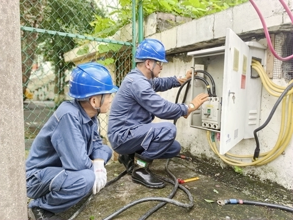 工作人員為中考用電安全保駕護航。