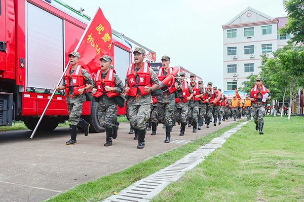 官兵快速出动。陈名利摄