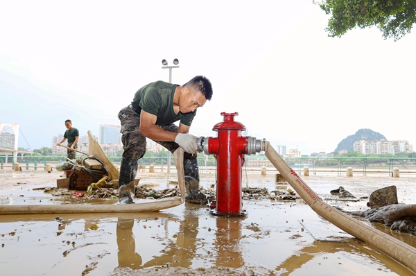官兵将水带接入消防栓。赖治华摄