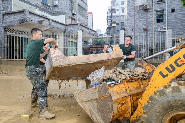 官兵清理大件路面垃圾。赖治华摄
