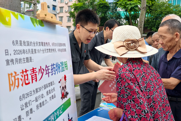 工作人员定点向群众宣传禁毒知识。