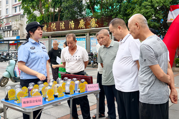 工作人員定點向群眾宣傳禁毒知識。