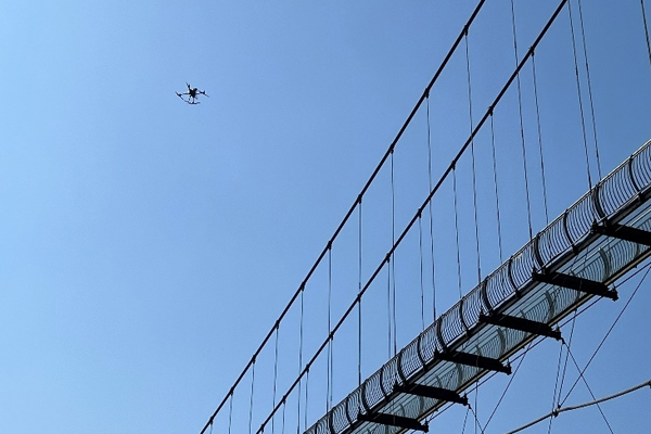 無人機檢測作業。檢測中心供圖
