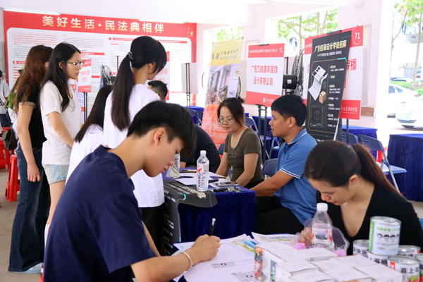 招聘会现场。学校供图