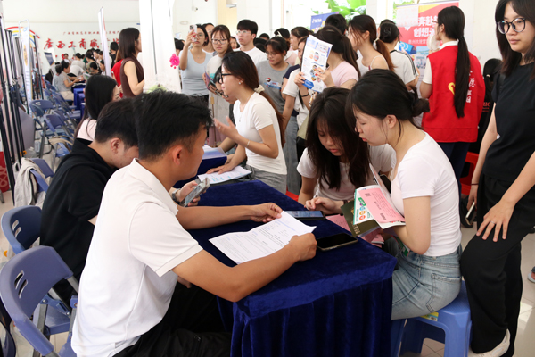 招聘会现场。学校供图