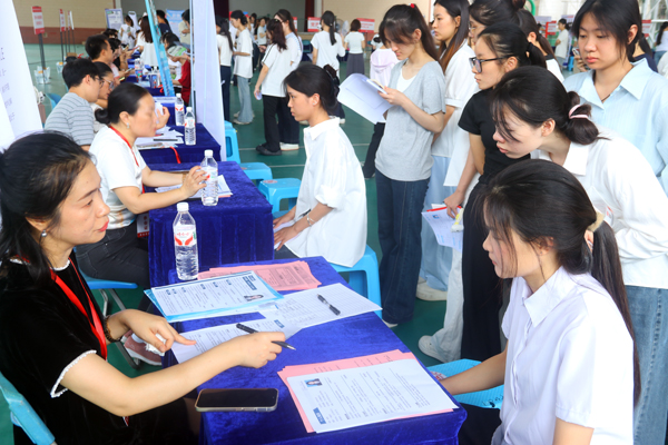 招聘会现场。学校供图