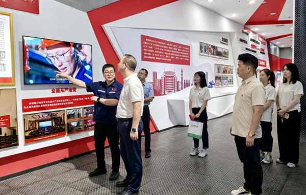 實地研學聆聽黨建介紹。石維莉攝