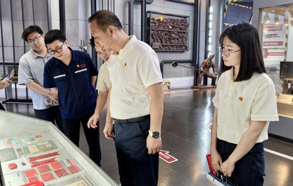 參觀柳鋼工業歷史展品。石維莉攝