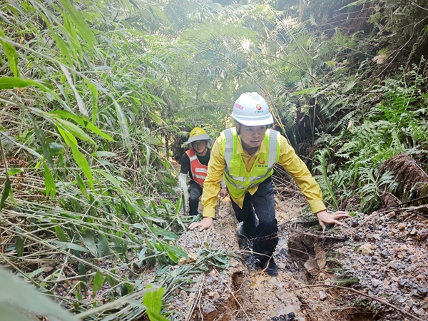 業務骨干人工攀爬巡查山體情況。