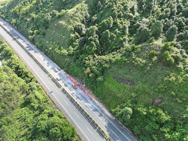 臨時封閉行車道。