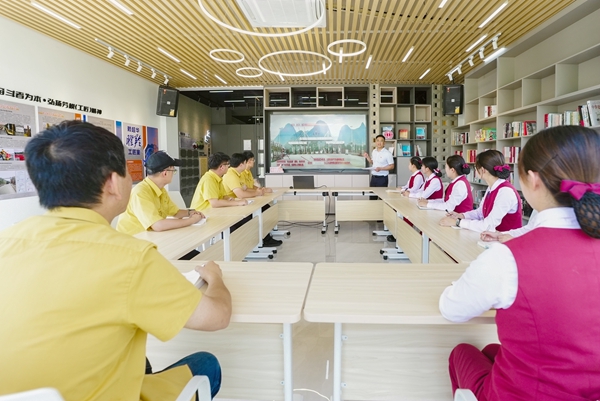 黨員開展“陽光課堂”。