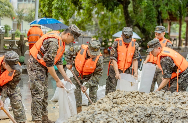 武警官兵正在装填沙袋。