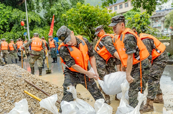 武警官兵正在装填沙袋。