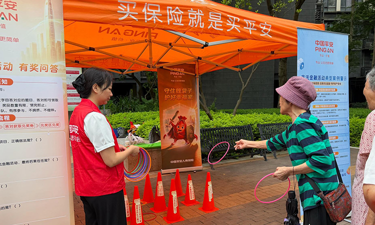 居民參與趣味互動游戲。顏金秋攝