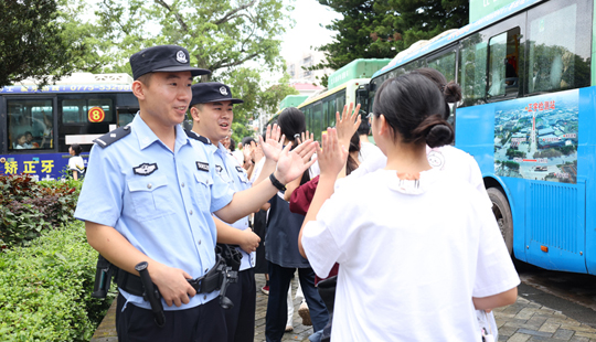 广西容县：“警”随高考，全力以“护”