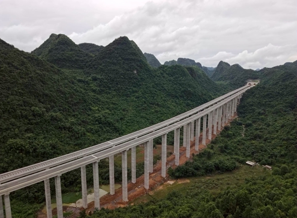 华山特大桥。
